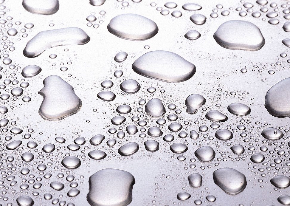 カチオン性界面活性剤がファブリックコンディショナーに見られるのはなぜですか？