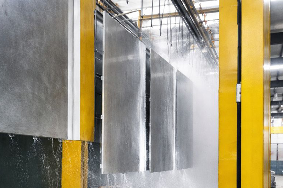 工場の金属スプレー洗浄工程のイメージ
